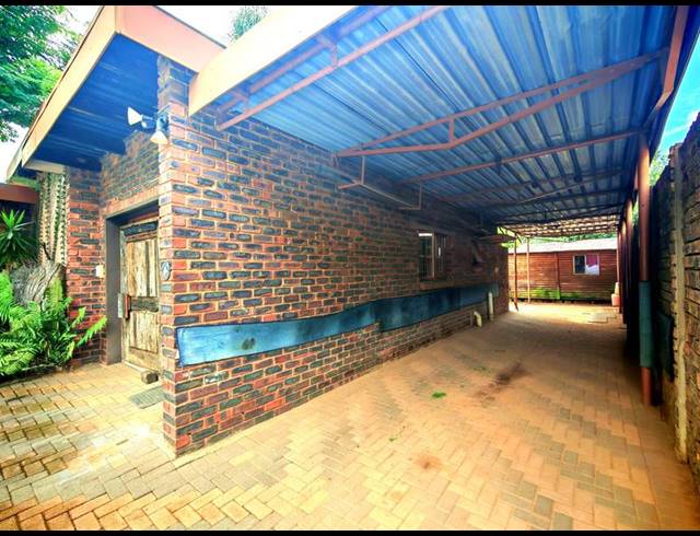 6 BEDROOM PROPERTY TO RENT IN MOREGLOED